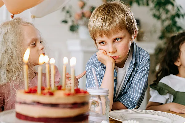 O que é o esgotamento emocional em crianças e adolescentes: como reconhecê-lo e ajudar uma criança