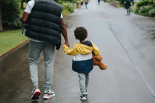 Uma criança não quer ir passear: porque é que isso acontece e o que fazer